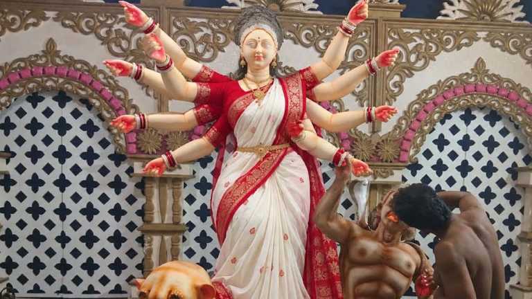 সাড়ম্বরে দুর্গাপূজার প্রস্তুতি, মণ্ডপে মণ্ডপে চলছে প্রতিমা নির্মাণ-সাজসজ্জা