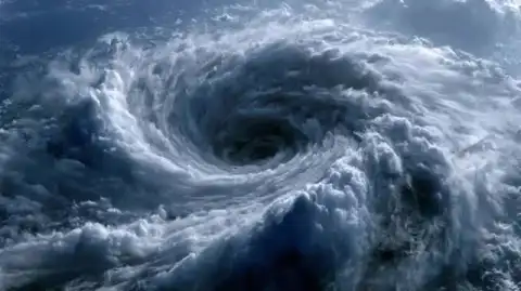 ২২৭ কিলোমিটার বেগে ধেয়ে আসছে টাইফুন ‘চামপি’
