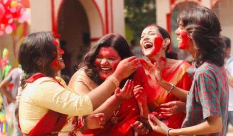 মাকে বিদায়ের দুঃখ ভুলতে সিঁদুর খেলা