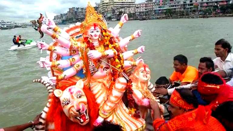 আজ বিজয়া দশমী, নৌকায় কৈলাশ ফিরে যাবেন দুর্গা