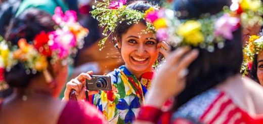 ফুলে দিয়েই সাজিয়ে ফেলুন চুল