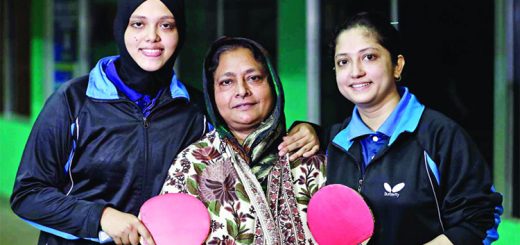 খেলার মাঠে প্রতিদ্বন্দ্বিতায় দুই বোন!