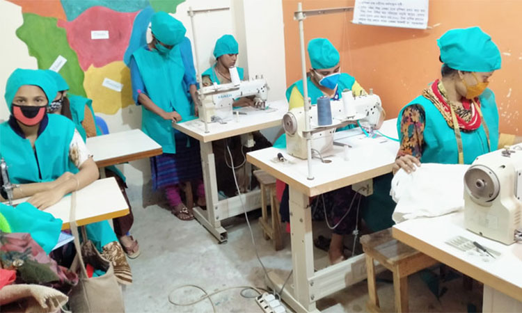 বিনামূল্যে সেলাই প্রশিক্ষণ দিচ্ছে অনিন্দিত নারী