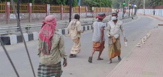 রোজাদারদের জন্য ইফতার রাখে ‘নারী বাতায়ন’
