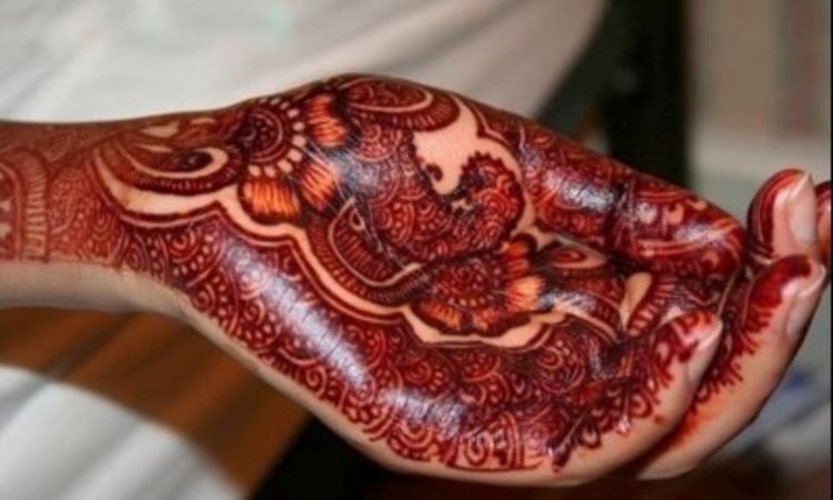 মেহেদীর রঙ গাঢ় করবেন যেভাবে