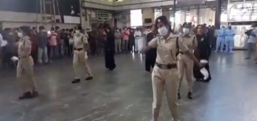 করোনা সচেতনতা সৃষ্টিতে নাচলেন নারী পুলিশকর্মীরা