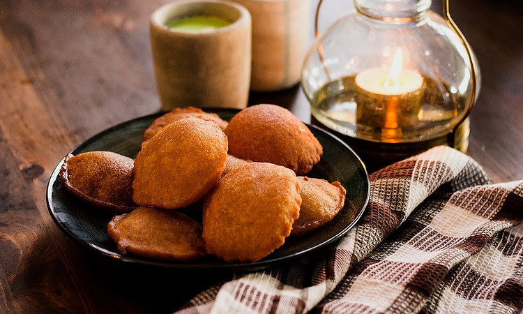 বৃষ্টি বিকেলে তেলে ভাজা পিঠা
