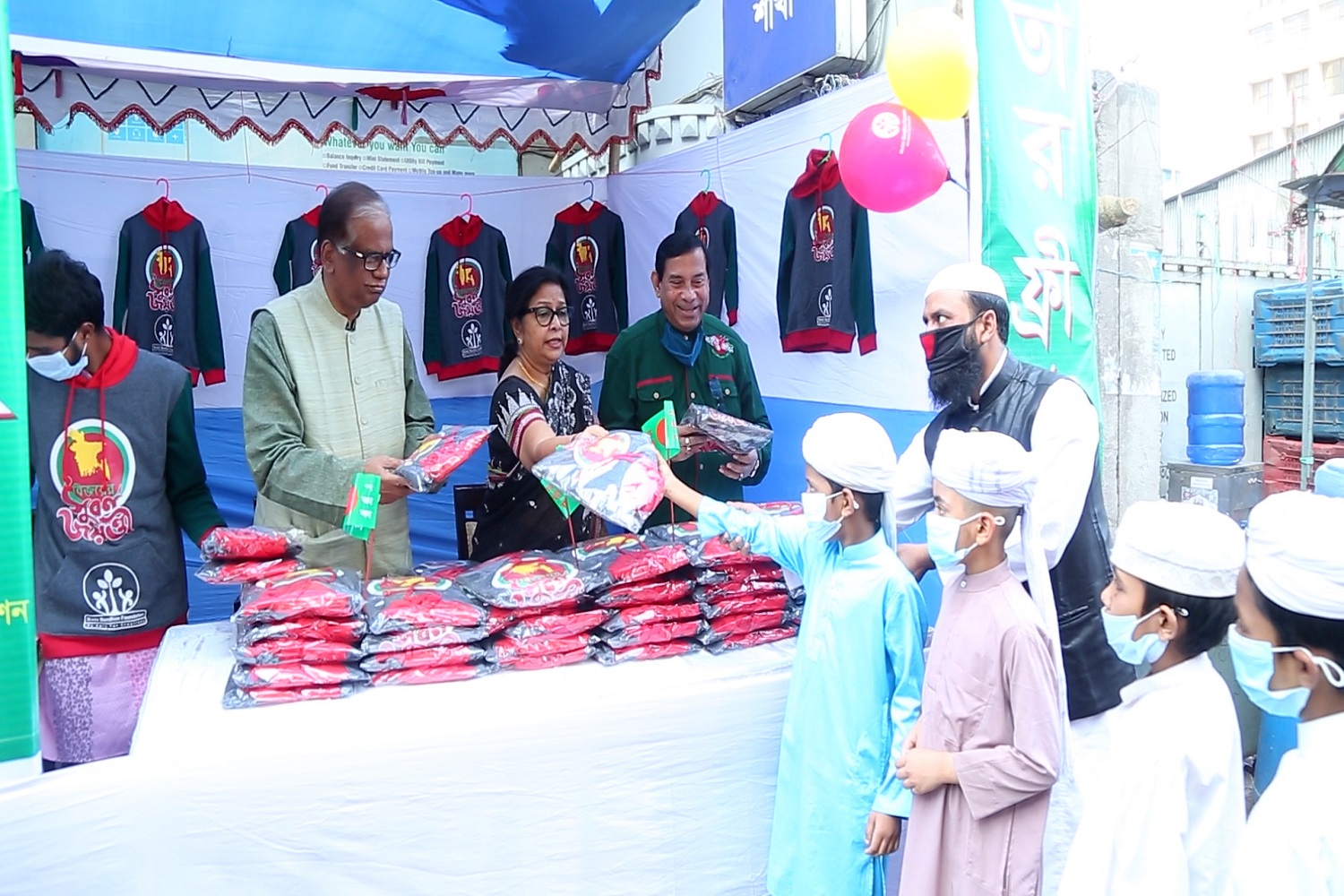 সুবিধাবঞ্চিতদের পাশে দাঁড়াতে মুক্তির বন্ধন ফাউন্ডেশনের `উষ্ণতার ফ্রি হাট’