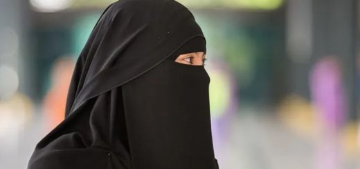 মা হিজাব পরে না, মেয়ে কেন পরে?