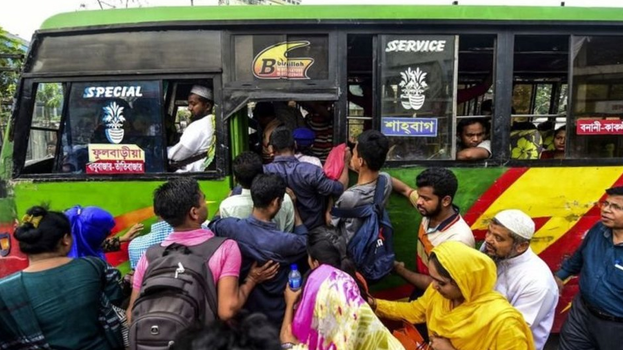 অফিস-টাইমে মেয়েদের বাসে উঠতে দেওয়া হয় না!