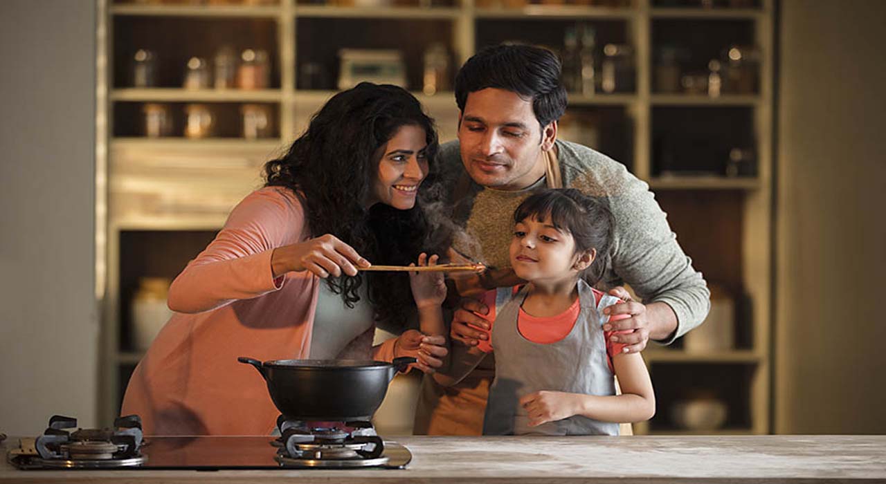 ঈদের দিনে ঘর সাজাক বাড়ির পুরুষও