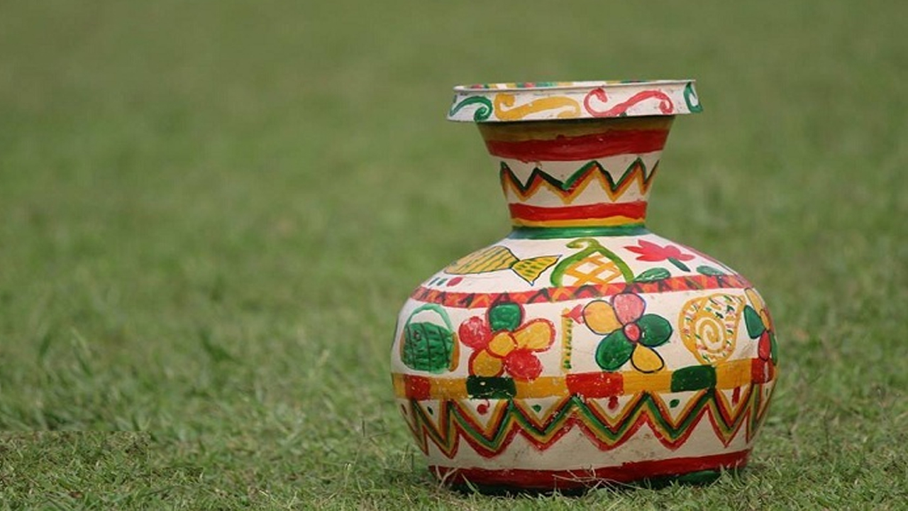 মাটির কলসি জল