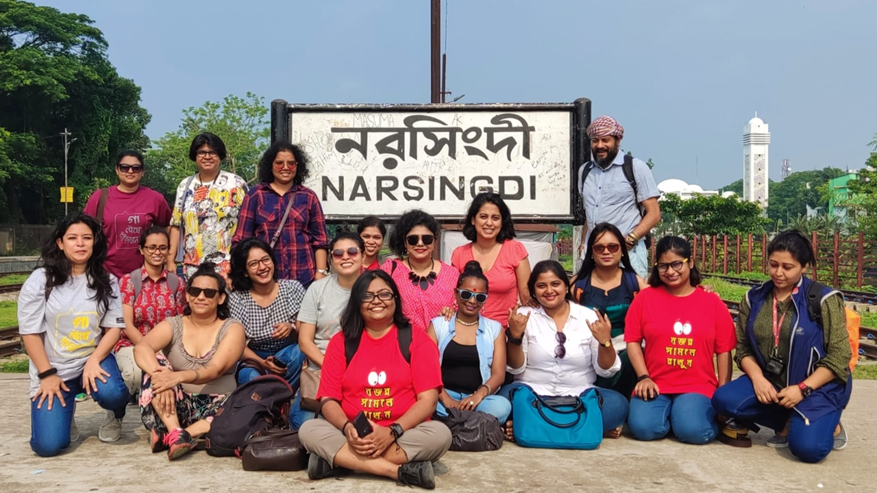 নরসিংদী স্টেশনজুড়ে তাদের নীরব প্রতিবাদ