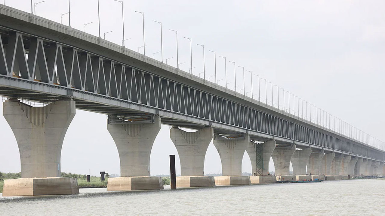 পদ্মার বুকে