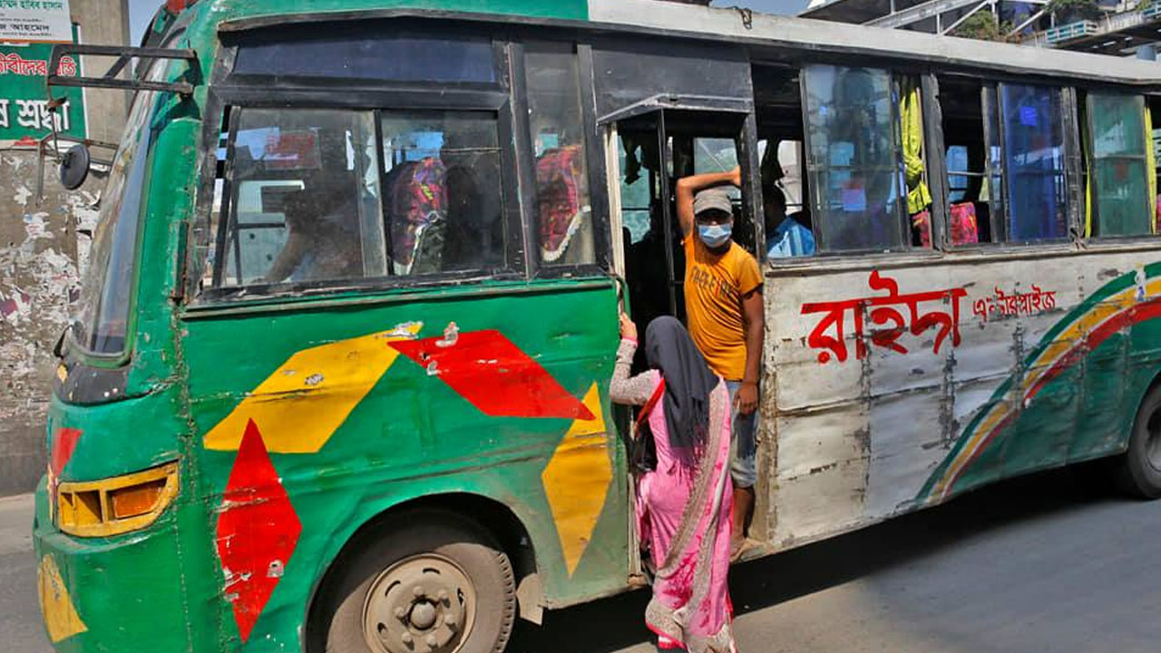বাসে সিসি ক্যামেরা, কী ভাবছেন শিক্ষার্থীরা