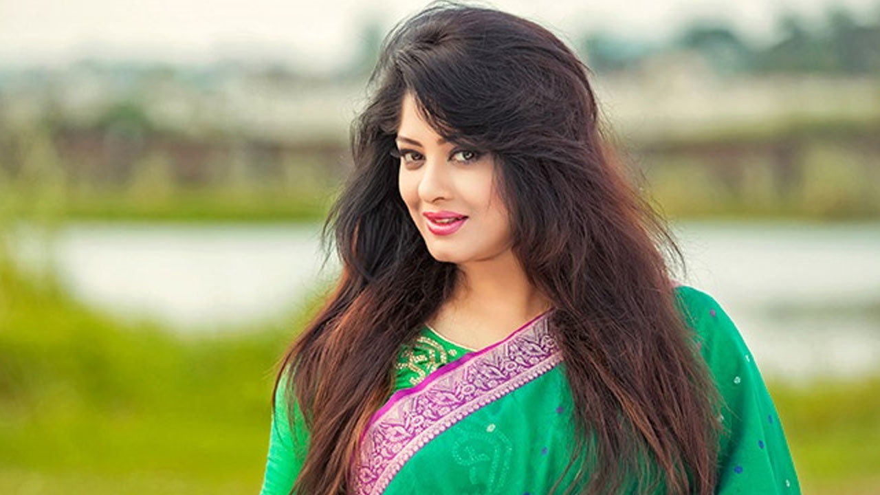 আজ মৌসুমীর জন্মদিন