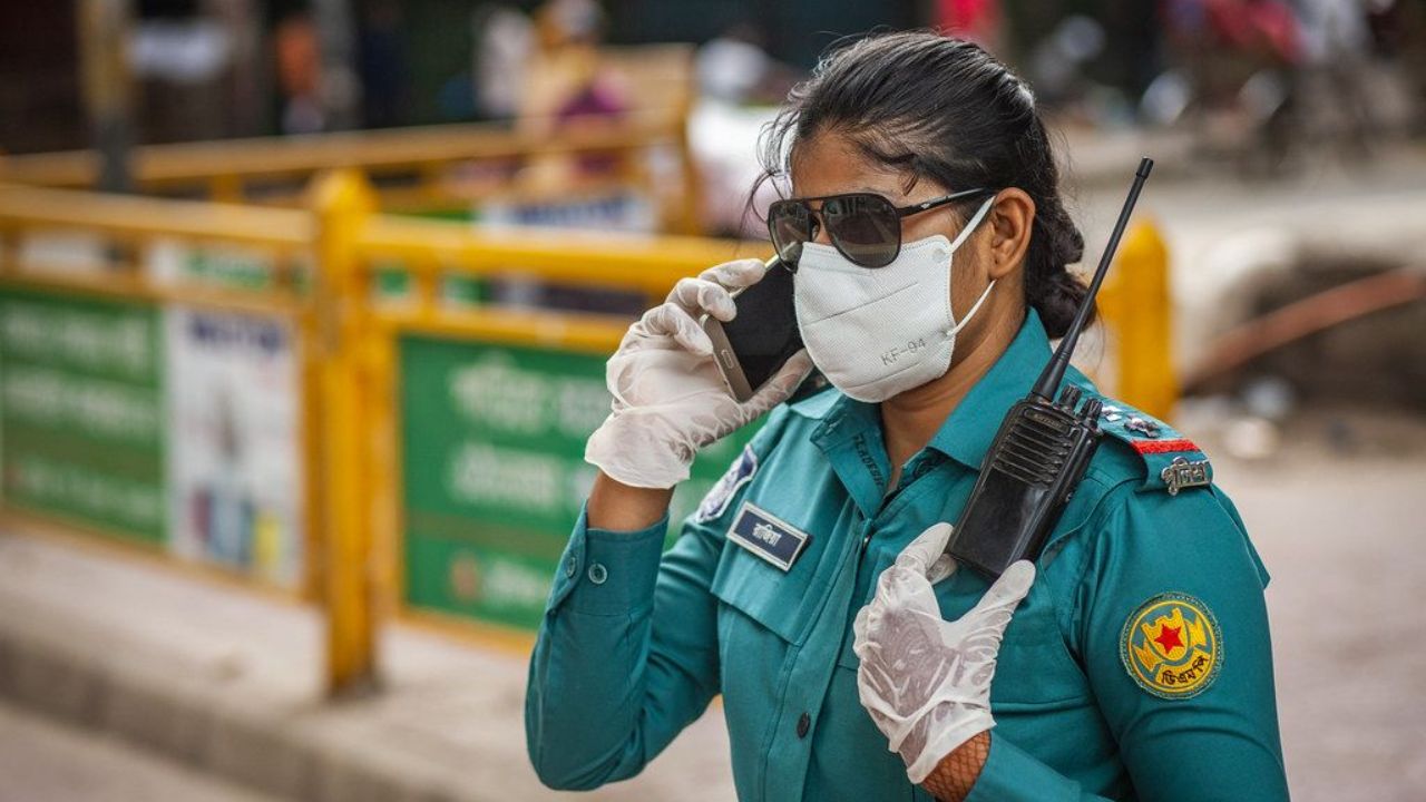 নারীরা কেন ‘পুলিশ’ নয়, ‘নারীপুলিশ’ কেন?