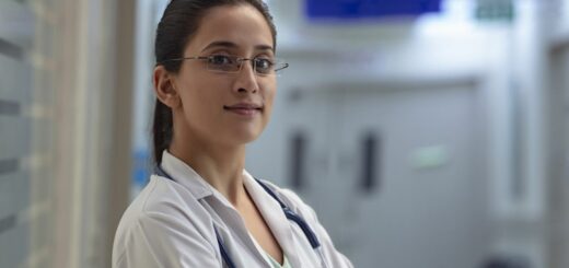 চিকিৎসকদের সাদা অ্যাপ্রোন পরার কারণ