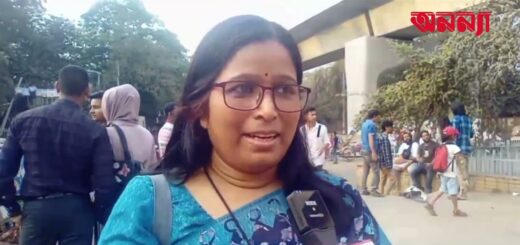 &#8220;জীবন সংগ্রামে নারী প্রতিটি রূপে&#8221; স্লোগানকে সামনে রেখে বিশ্ববিদ্যালয়ের রাজু ভাস্কর্যের সামনে নারীরা