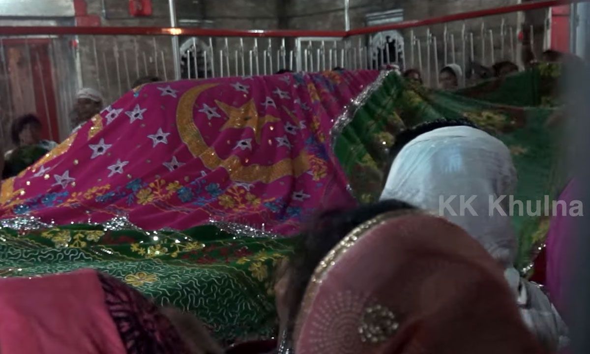 খান জাহান আলীর মাজারের গিলাফ পরিবর্তন করেন তৃতীয় লিঙ্গের ব্যক্তিরা