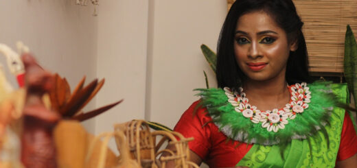 নারীর গলায় পাখির পালক!