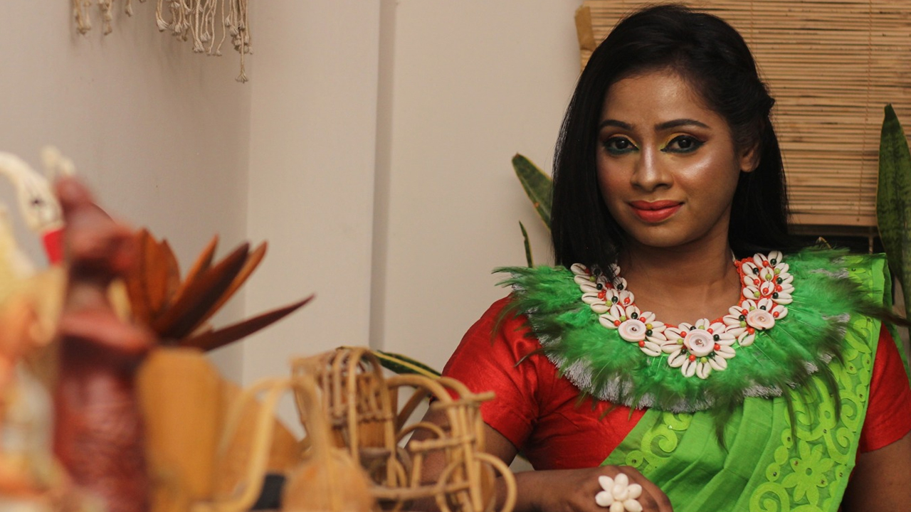 নারীর গলায় পাখির পালক!