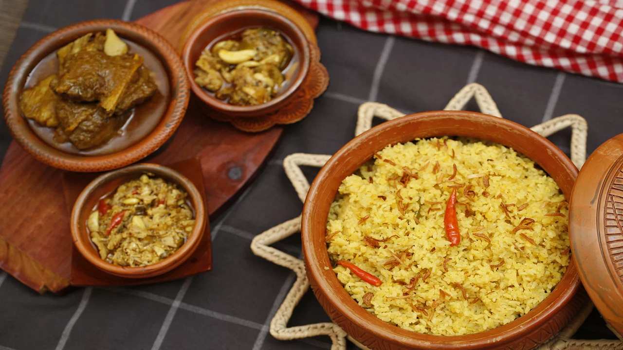বৃষ্টিতে উপভোগ করুন খিচুড়ি