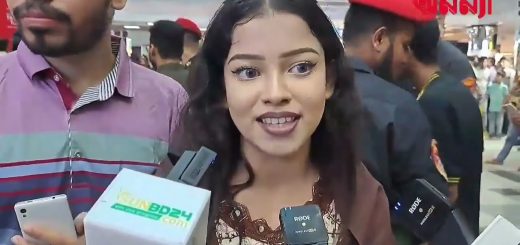 ট্রফির সঙ্গে ছবি তুলে উচ্ছ্বসিত দর্শনার্থীরা