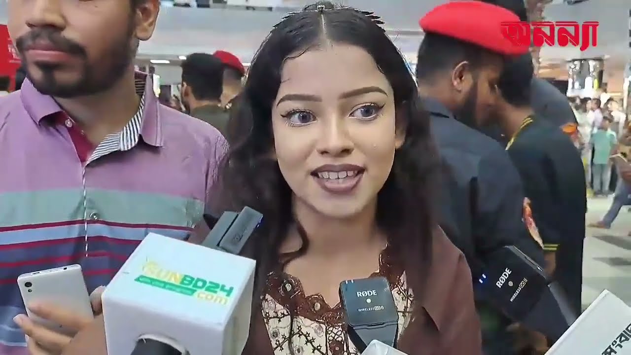ট্রফির সঙ্গে ছবি তুলে উচ্ছ্বসিত দর্শনার্থীরা