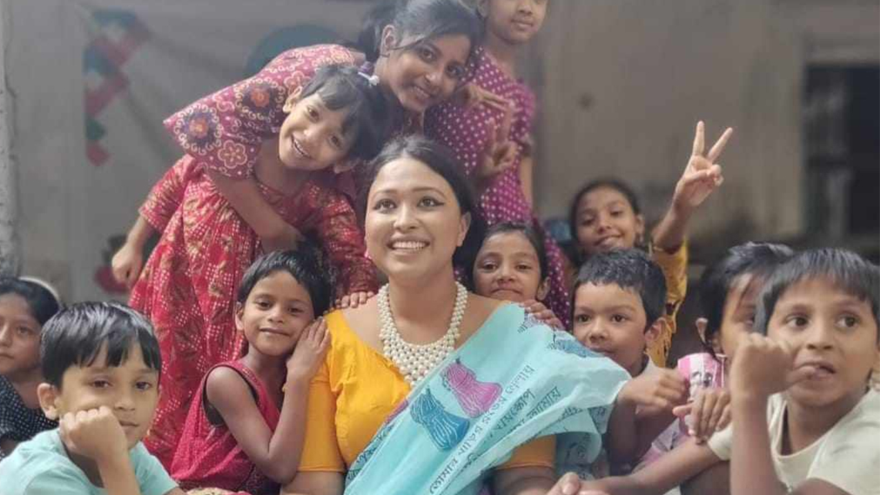আনিকার হাতধরেই শিক্ষার আলোয় পথশিশুরা