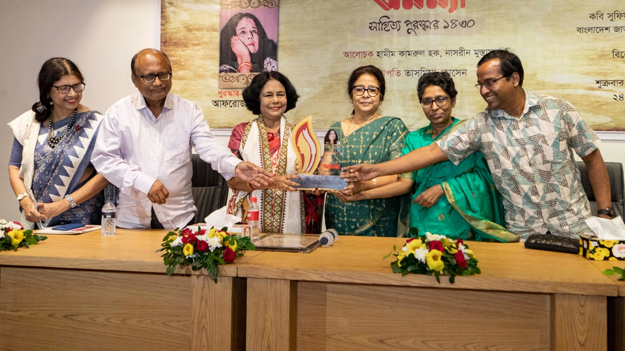আফরোজা পারভীন সাহসী লেখক: অনন্যা সাহিত্য পুরস্কার অনুষ্ঠানে বক্তারা