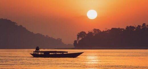 আসামের ব্রহ্মপুত্র নদে মোহময় সন্ধ্যা