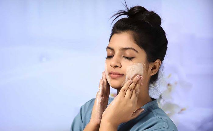 ফেসওয়াশ ছাড়াও , ত্বকের বহু সমস্যা দূর করবে ডবল ক্লিনজিং