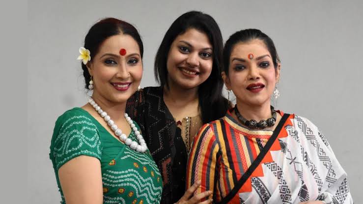 হোটেলের লিফটে আটকে পড়ে তিনজন নারী, অত:পর