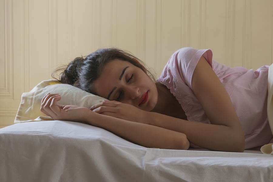 ঘুমানোর সময় যে জিনিসগুলো কাছে রাখবেন না