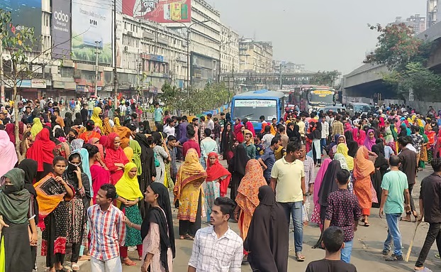 রাজধানীতে লরির ধাক্কায় নারী পোশাকশ্রমিক নিহত