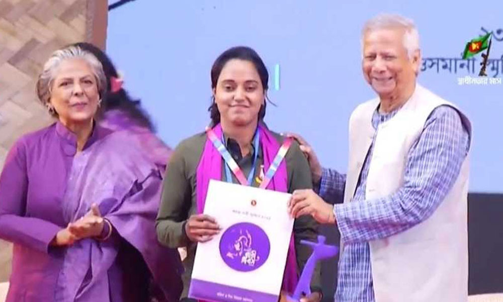 অদম্য নারী পুরস্কার তুলে দিলেন প্রধান উপদেষ্টা