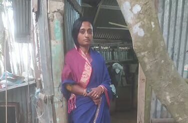 শূন্য গোয়ালের সামনে কাঁদতে কাঁদতে দিশেহারা লাকী রানী