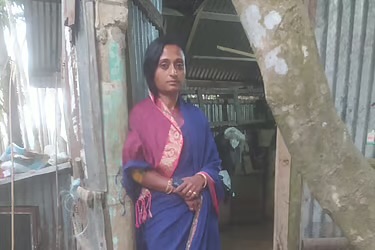 শূন্য গোয়ালের সামনে কাঁদতে কাঁদতে দিশেহারা লাকী রানী