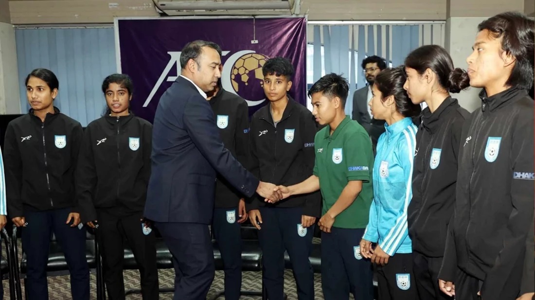 পরাজিত হলেও নারী ফুটবলারদের উৎসাহ জুগিয়েছেন বাফুফে সভাপতি