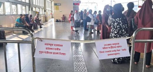 প্রথম কোচ শুধুমাত্র মহিলা যাত্রীদের জন্য
