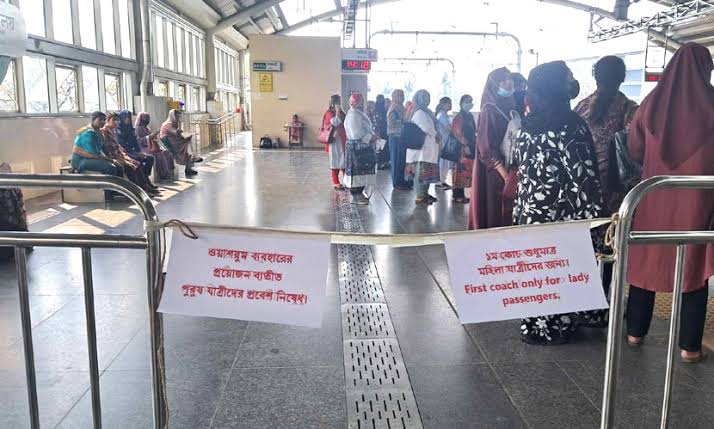 প্রথম কোচ শুধুমাত্র মহিলা যাত্রীদের জন্য