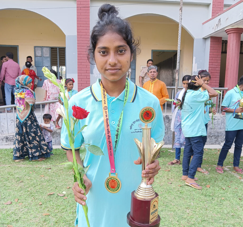 অজপাড়াগাঁয়ের স্কুলটি দেশসেরা হলো প্রিয়ার হাত ধরে