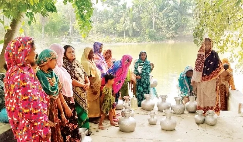 দাকোপে পানীয় জলের অভাবে দুর্ভোগ বাড়ছে নারীদের