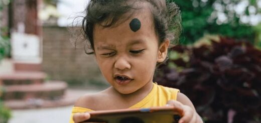 শিশুদের স্মার্টফোন আসক্তি কতটা ভয়ঙ্কর?
