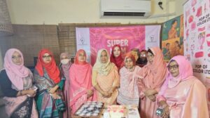 ‘সুপারমম অ্যাওয়ার্ড’ পেলেন ১৭ জন মা